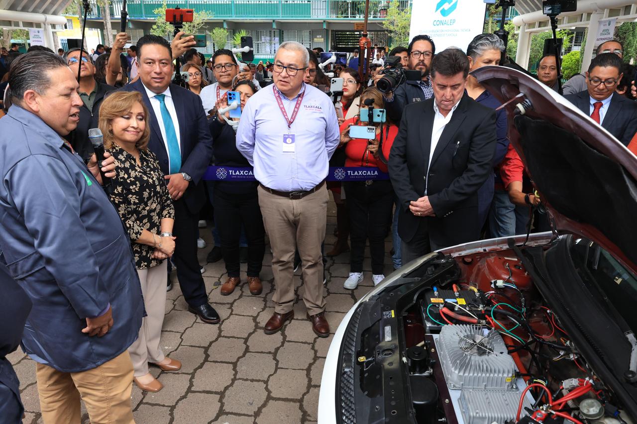Presenció gobernadora conversión física de un automóvil 100 por ciento eléctrico